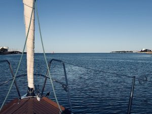 Vanuit de haven richting zee